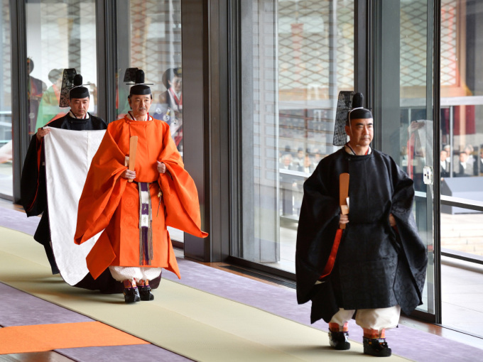 Japans tronfølger, Kronprins Fumihito, ankommer seremonien. Foto: Kazuhiro Nogi / Reuters / NTB scanpix 